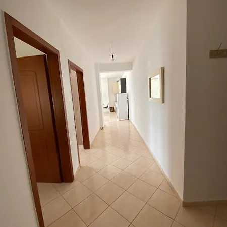 Xhelili Apartament Apartment *