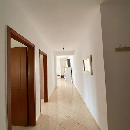 Xhelili Apartament Apartment *